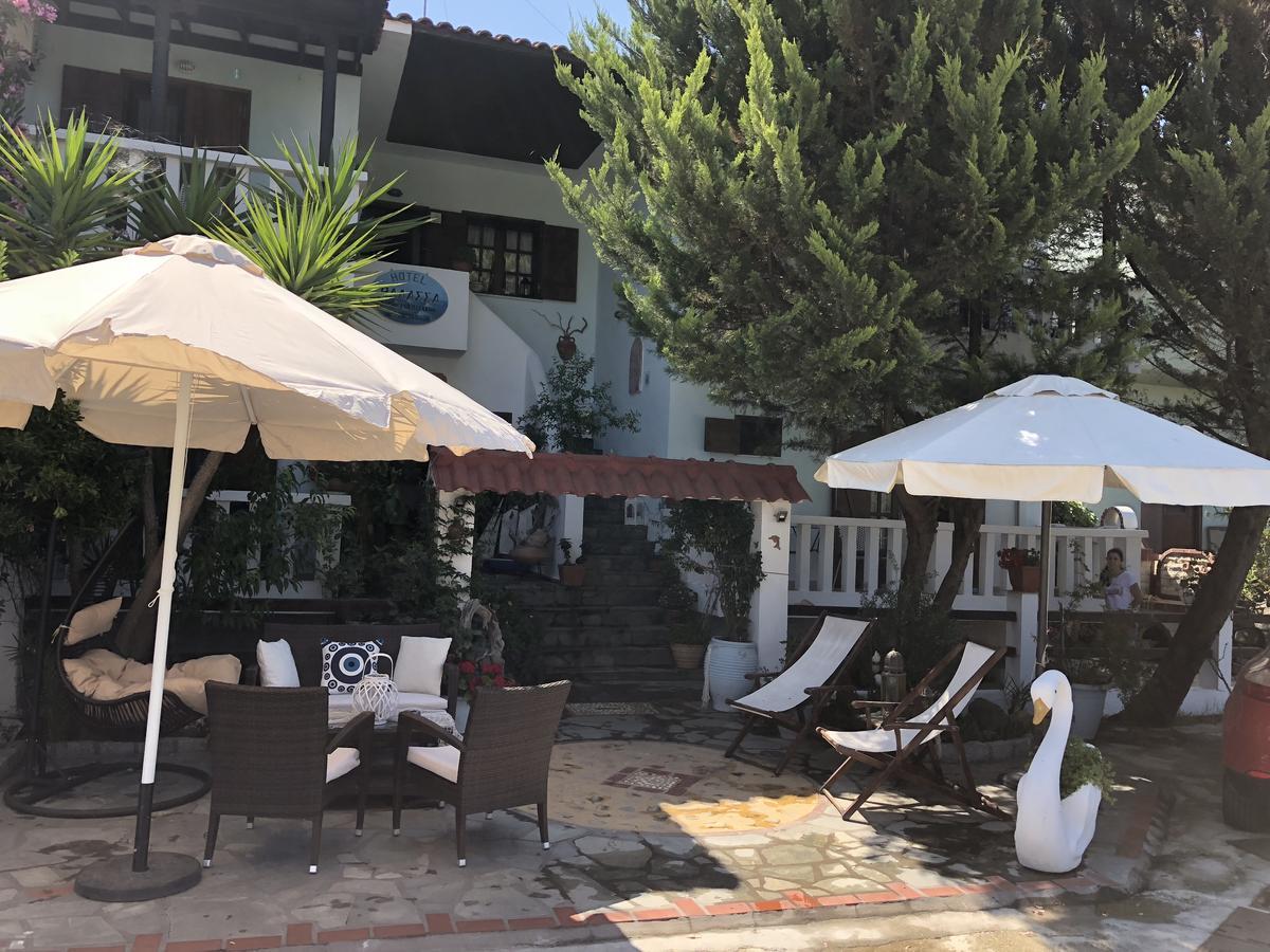 Thalassa Hotel Amoliani Bagian luar foto